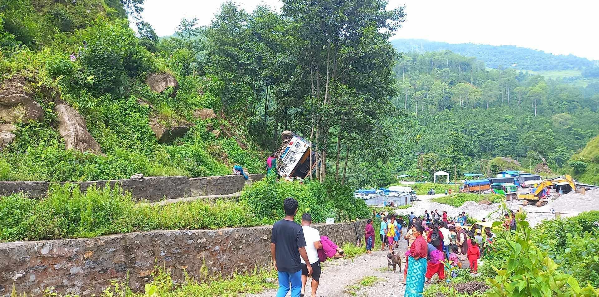 गोपीखोलानजिकै बस दुर्घटना